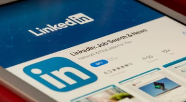 LinkedIn Ads in 2026: Pros, Cons, Costs & ROI Benchmarks
